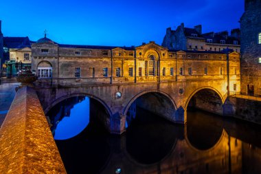 İngiltere 'nin Bath kentindeki Pulteney köprüsünün akşam manzarası