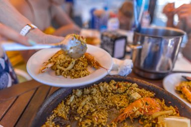 Paella İspanya 'da deniz kenarında