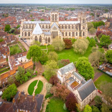 Bulutlu bir günde York Bakanının hava manzarası, İngiltere