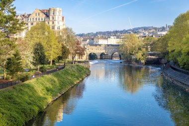 Sabahın erken saatlerinde Avon nehrinde Bath, İngiltere