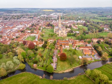 İlkbaharda Salisbury Katedrali 'nin havadan görünüşü