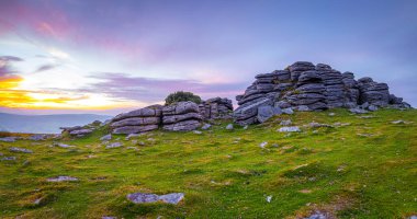 Dartmoor Ulusal Parkı 'nın günbatımı manzarası, İngiltere' nin güneybatısında Devon eyaletinde geniş bir bataklık.