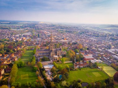 İlkbahar sabahı Salisbury Katedrali 'nin havadan görünüşü
