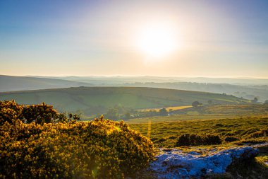 Akşamları Dartmoor Milli Parkı manzarası, İngiltere