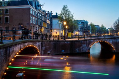 Hollanda, Amsterdam 'daki Leidsegracht köprüsünün gece manzarası