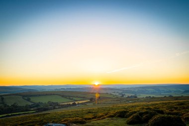 Akşamları Dartmoor Milli Parkı manzarası, İngiltere