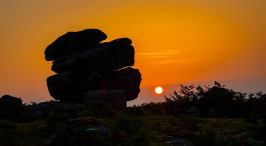 Dartmoor Ulusal Parkı 'nın günbatımı manzarası, İngiltere' nin güneybatısında Devon eyaletinde geniş bir bataklık.