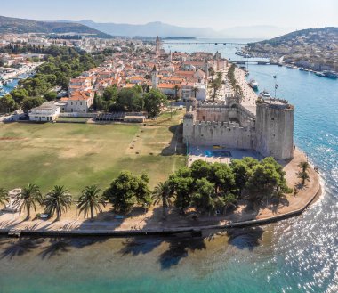 Hırvatistan 'ın yaz aylarında Trogir' in hava manzarası