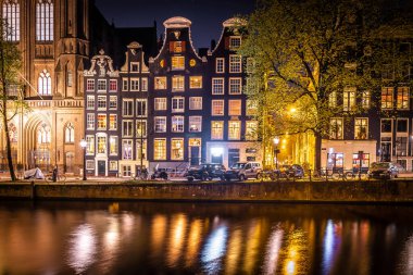 Hollanda 'daki Amsterdam kanallarının gece görüşü