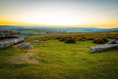 Akşamları Dartmoor Milli Parkı manzarası, İngiltere