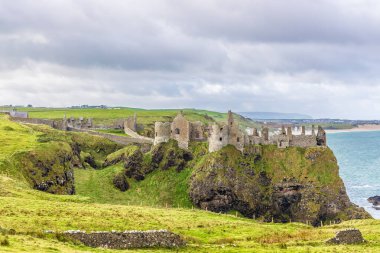 Sonbaharda Dunluce Şatosu, Kuzey İrlanda