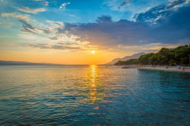 Yazın Adriyatik Denizi 'nde gün batımı