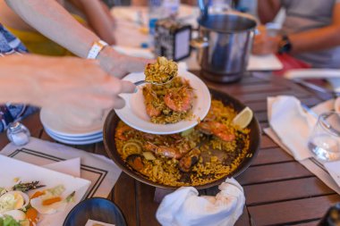 Paella İspanya 'da deniz kenarında