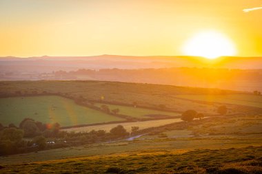 Akşamları Dartmoor Milli Parkı manzarası, İngiltere