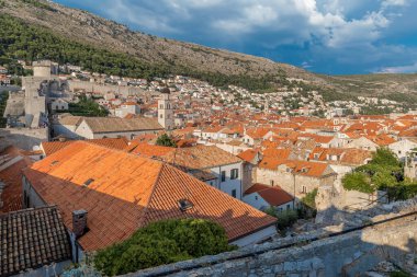 Hırvatistan 'da yaz aylarında Dubrovnik' in eski kent manzarası