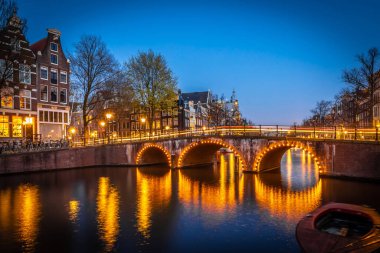 Hollanda 'daki Amsterdam kanallarının gece görüşü