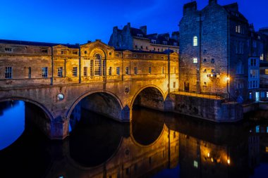 İngiltere 'nin Bath kentindeki Pulteney köprüsünün akşam manzarası