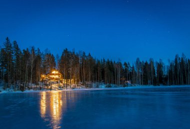 Kış gecesinde göl evi