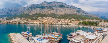 Akşamları Makarska Rivierası manzarası, Hırvatistan