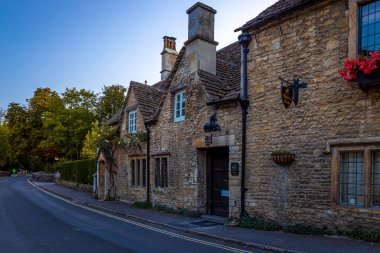 İngiltere 'nin Wiltshire kentindeki Cotswold bölgesindeki Combe Kalesi' nin manzarası.