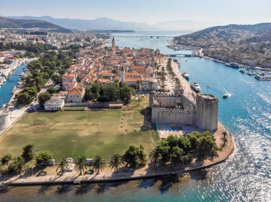 Hırvatistan 'ın yaz aylarında Trogir' in hava manzarası