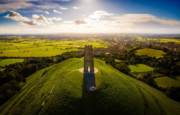 英国萨默塞特郡格拉斯顿伯里附近的格拉斯顿伯里托尔 顶部是英国无骨的圣迈克尔塔 — 图库照片