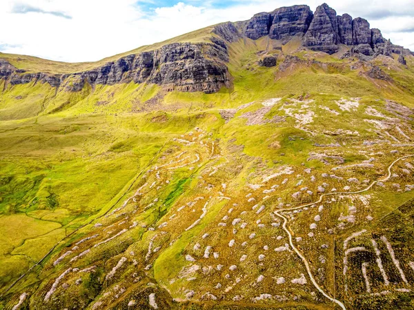 Vista Aérea Storr Uma Colina Rochosa Península Trotternish Ilha Skye — Fotografia de Stock