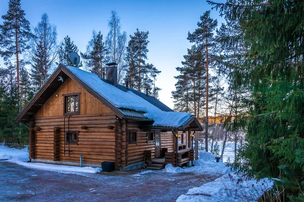 Dřevěný Dům Zimním Lese — Stock fotografie