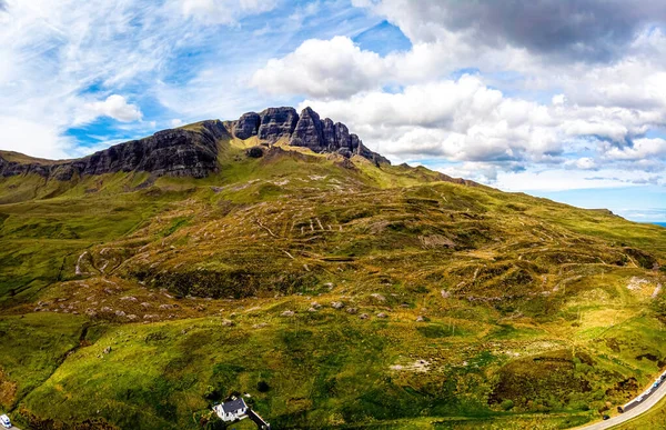 Vista Aérea Storr Uma Colina Rochosa Península Trotternish Ilha Skye — Fotografia de Stock