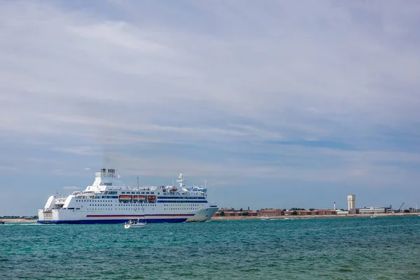 English Channel Ferry Entering Portsmouth Summer — Stock Photo, Image