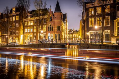 Hollanda 'daki Amsterdam kanallarının gece görüşü