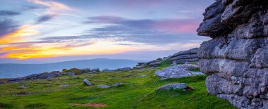 Dartmoor Ulusal Parkı 'nın günbatımı manzarası, İngiltere' nin güneybatısında Devon eyaletinde geniş bir bataklık.