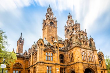 Glasgow 'daki sanat müzesi bulutlu bir günde, İskoçya