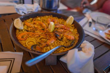 Paella İspanya 'da deniz kenarında
