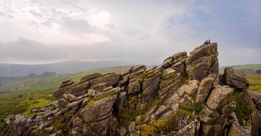Dartmoor Ulusal Parkı 'ndaki Hound Tor manzarası İngiltere' nin güneybatısında Devon ilinde geniş bir bozkırdır.
