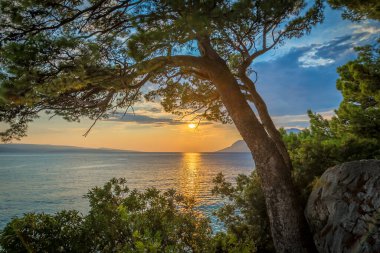 Yazın Adriyatik Denizi 'nde gün batımı