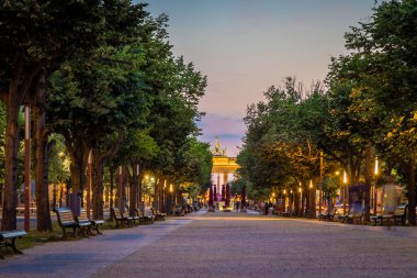 Brandenburg kapısı Yazın gün batımından sonra, Berlin
