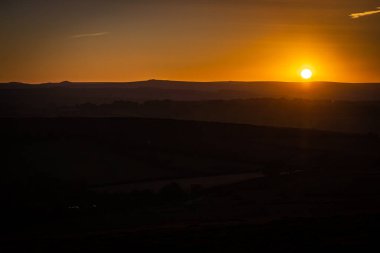 Akşamları Dartmoor Milli Parkı manzarası, İngiltere