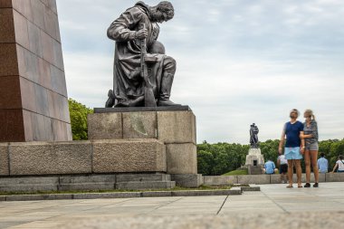 Doğu Berlin 'deki Sovyet döneminden kalma Treptow Parkı