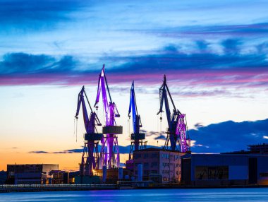 Hırvatistan 'ın Pula limanı gün batımından sonra aydınlandı