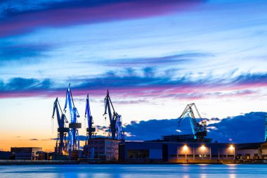 Hırvatistan 'ın Pula limanı gün batımından sonra aydınlandı