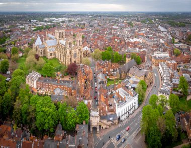 Bulutlu bir günde York Bakanının hava manzarası, İngiltere
