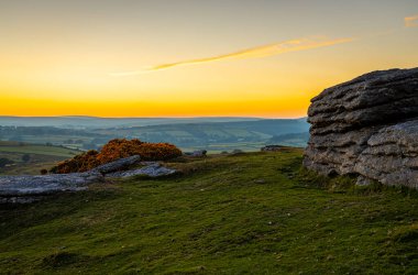 Akşamları Dartmoor Milli Parkı manzarası, İngiltere
