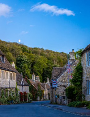 İngiltere 'nin Wiltshire kentindeki Cotswold bölgesindeki Combe Kalesi' nin manzarası.