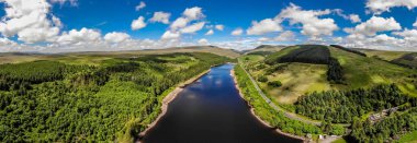 Galler 'deki Brecon Beacons doğal parkındaki göl manzarası