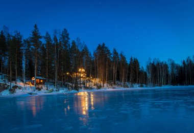 Kış gecesinde göl evi