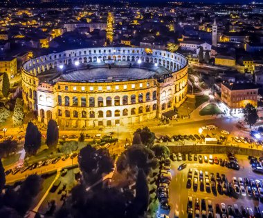 Hırvatistan 'da gece Pula amfitiyatrosu