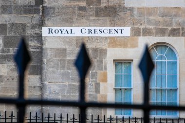 İngiltere, Bath 'da Kraliyet Hilal Caddesi tabelası