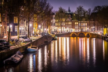 Hollanda 'daki Amsterdam kanallarının gece görüşü