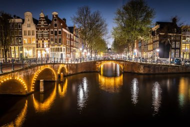 Hollanda, Amsterdam 'daki Leidsegracht köprüsünün gece manzarası